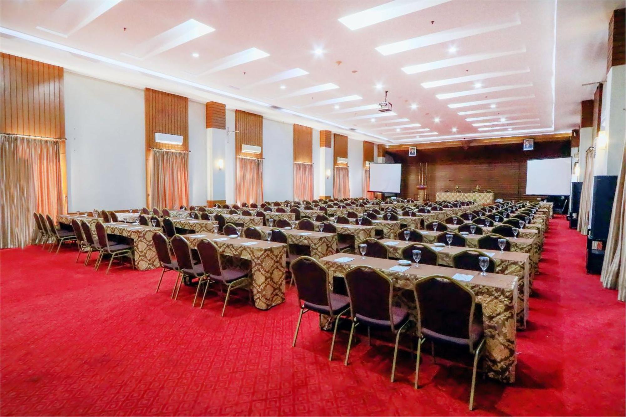 Hotel Dafam Pekalongan Buitenkant foto