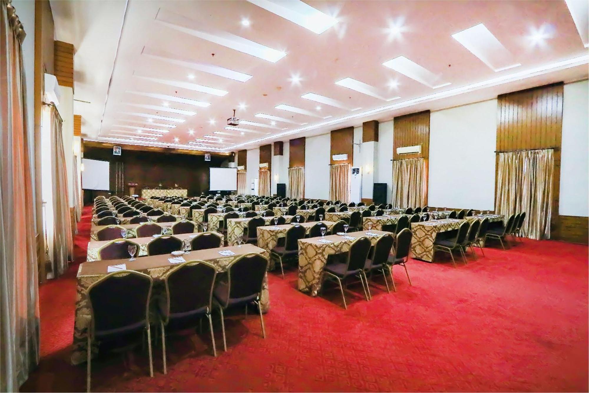 Hotel Dafam Pekalongan Buitenkant foto